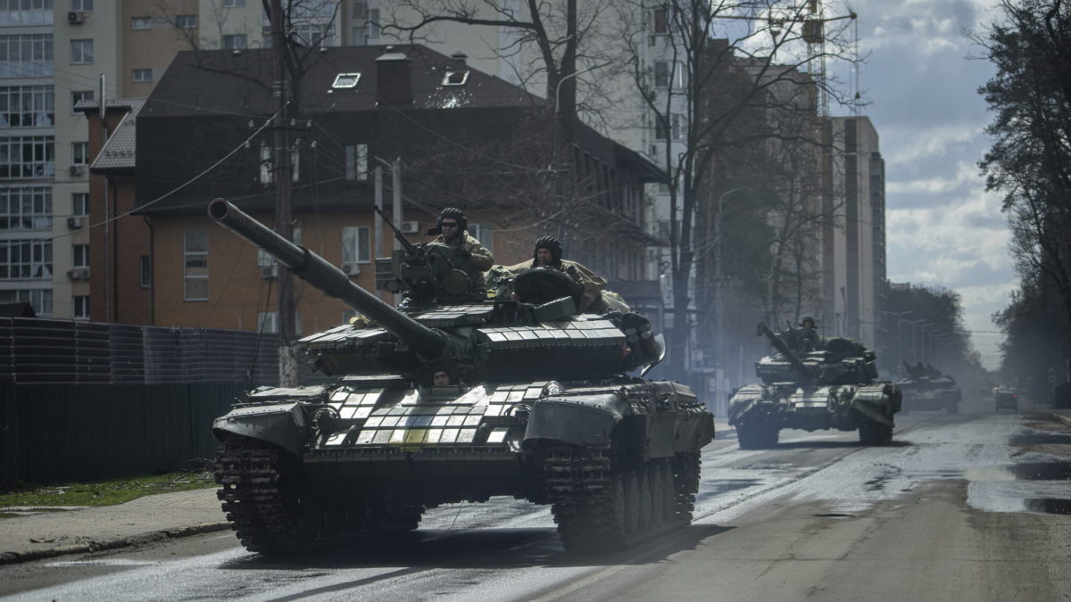 Tanques ucranianos se mueven en una calle de Irpin, en las afueras de Kyiv, Ucrania, el 11 de abril de 2022. (AP Photo/Evgeniy Maloletka)