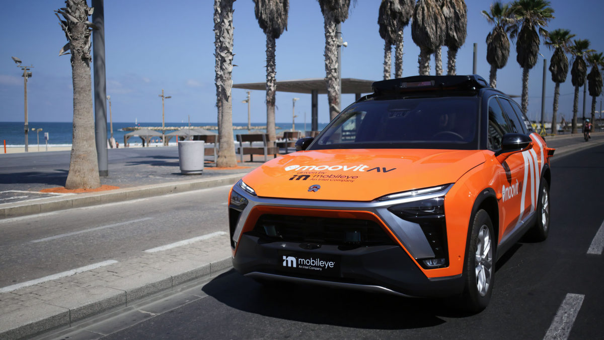 Un taxi autónomo impulsado por la tecnología de conducción de Mobileye con la app de ride-hailing de Moovit circulando por la costa en Tel Aviv-Jaffa, en septiembre de 2021. (Mobileye/Intel)