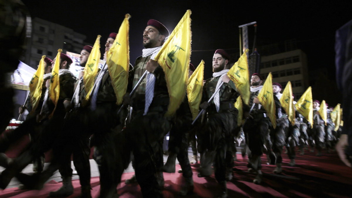 Ilustrativo: En esta foto de archivo del 31 de mayo de 2019, combatientes de Hezbolá marchan en una manifestación para conmemorar el Día de Jerusalén o Día de Al-Quds, en el suburbio de Dahiyeh, en el sur de Beirut, Líbano. (AP Photo/Hassan Ammar, Archivo)