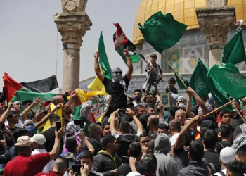 Musulmanes concluyen sus rezos en el Monte del Templo de Jerusalén: con banderas del grupo terrorista Hamás