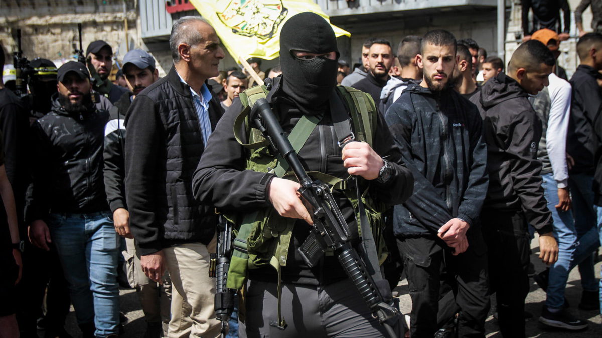 Terroristas palestinos participan en el funeral de dos palestinos muertos por las fuerzas de seguridad israelíes durante los enfrentamientos, durante su funeral en Jenin, en Cisjordania, el 31 de marzo de 2022. (Nasser Ishtayeh/Flash90)