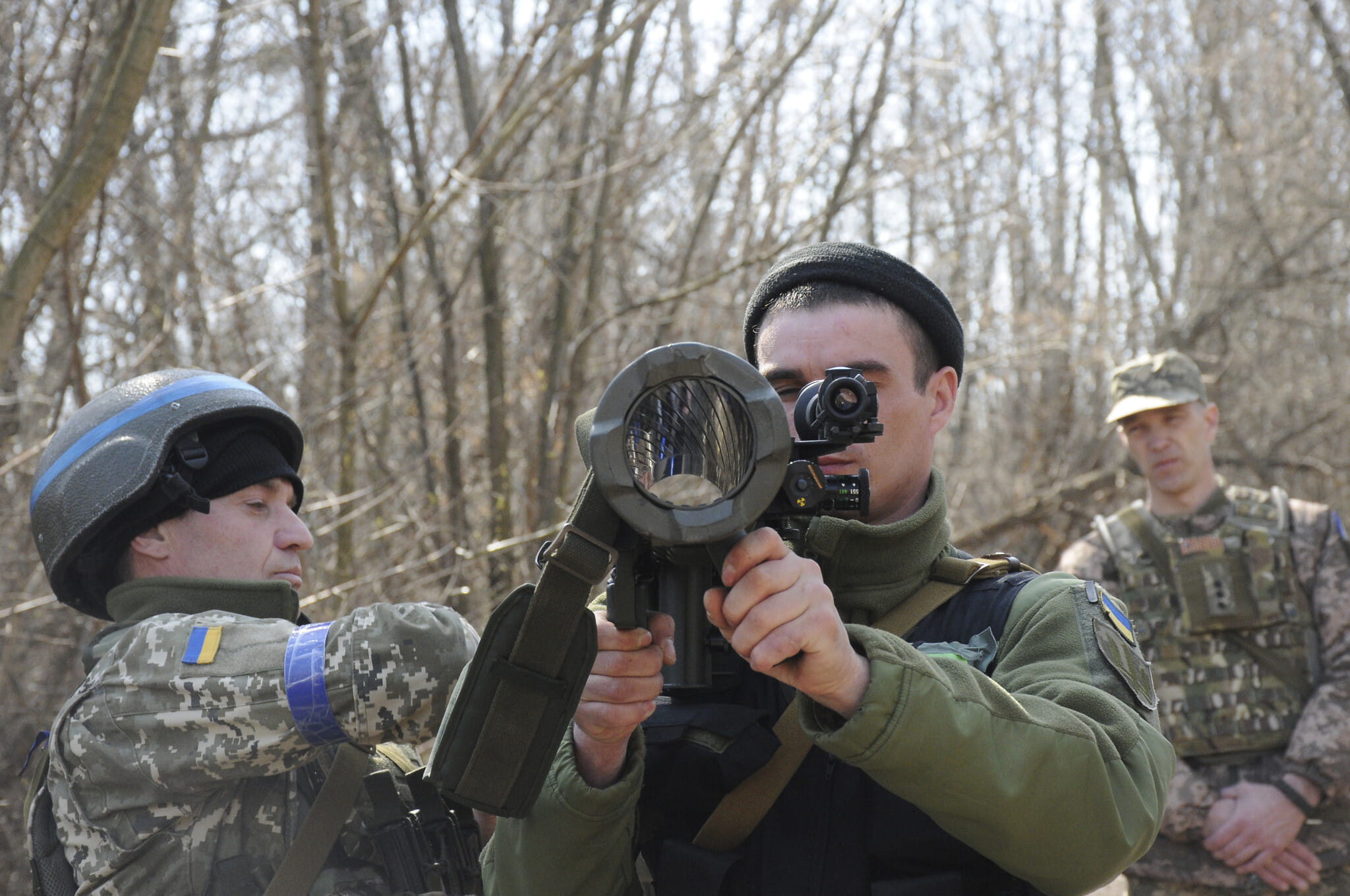 Militares ucranianos estudian un sistema de armas suecas de hombro Carl Gustaf M4 durante una sesión de entrenamiento en las afueras de Kharkiv, Ucrania, el jueves 7 de abril de 2022. (AP Photo/Andrew Marienko)