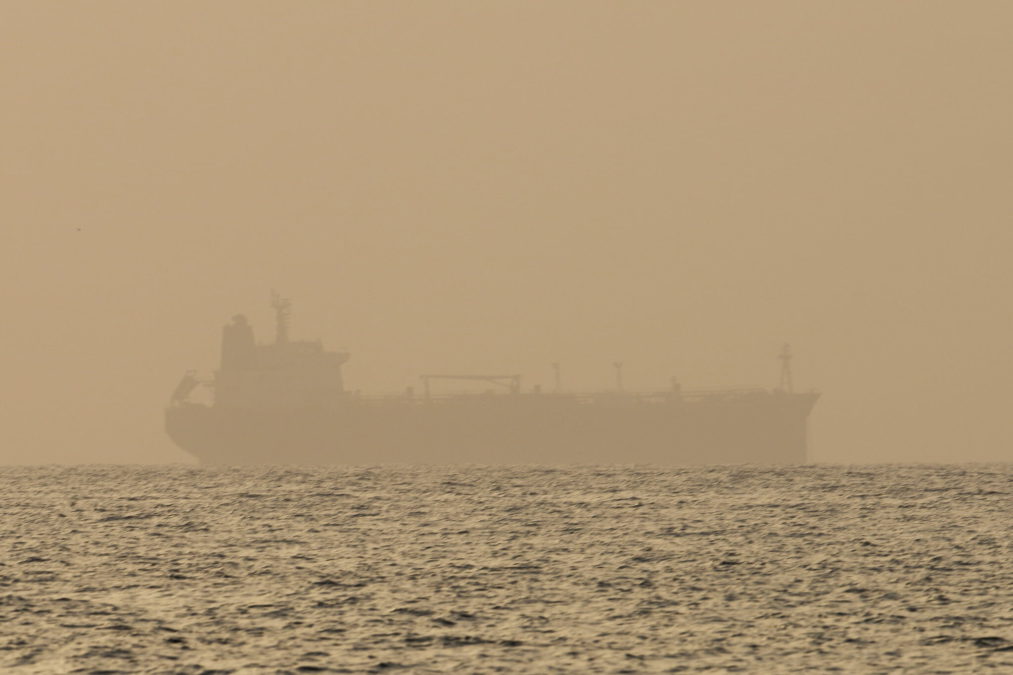 Un barco cargado de combustible se hunde frente a las costas de Túnez