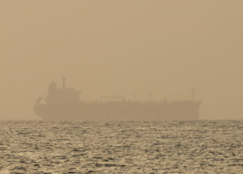 Un barco cargado de combustible se hunde frente a las costas de Túnez