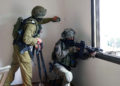 Un soldado israelí toma una medida en la casa del terrorista que mató a tres personas en Tel Aviv, durante una redada en el campo de refugiados de Jenin, en el norte de Cisjordania, el 9 de abril de 2022. (Fuerzas de Defensa de Israel)