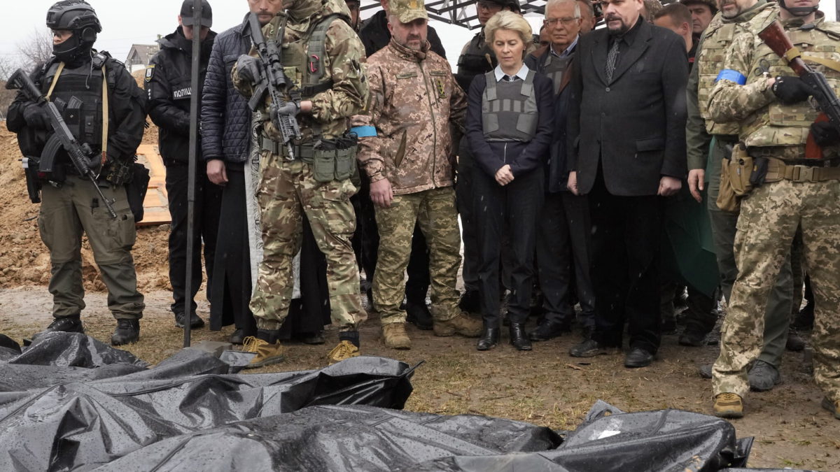 La presidenta de la Comisión Europea, Ursula von der Leyen, en el centro, observa los cuerpos cubiertos de civiles muertos en Bucha, en las afueras de Kiev, Ucrania, el viernes 8 de abril de 2022. (AP Photo/Efrem Lukatsky)