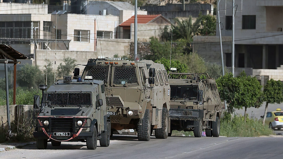 Vehículos de las FDI en Nur Shams el 10 de abril de 2022, durante una redada en busca de sospechosos de terrorismo (JAAFAR ASHTIYEH / AFP)
