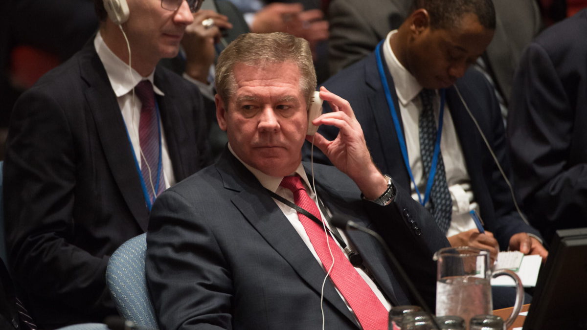 El viceministro ruso de Asuntos Exteriores, Gennady Gatilov, escucha antes de una votación para apoyar una resolución de las Naciones Unidas que respalda un alto el fuego en Siria, el viernes 26 de febrero de 2016 en la sede de las Naciones Unidas. (AP/Bryan R. Smith)