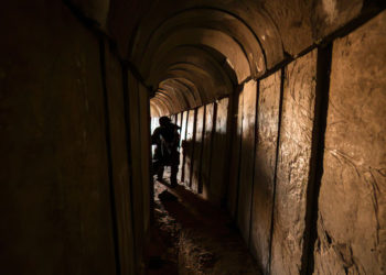 Miembros del grupo militante palestino Yihad Islámica entran en un túnel en la franja de Gaza, el 17 de abril de 2022. (Foto de Mahmud HAMS / AFP)