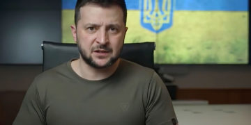 En esta imagen de video proporcionada por la Oficina de Prensa Presidencial de Ucrania, el presidente ucraniano Volodymyr Zelensky habla desde Kiev, Ucrania, el viernes 15 de abril de 2022. (Oficina de Prensa Presidencial de Ucrania vía AP)