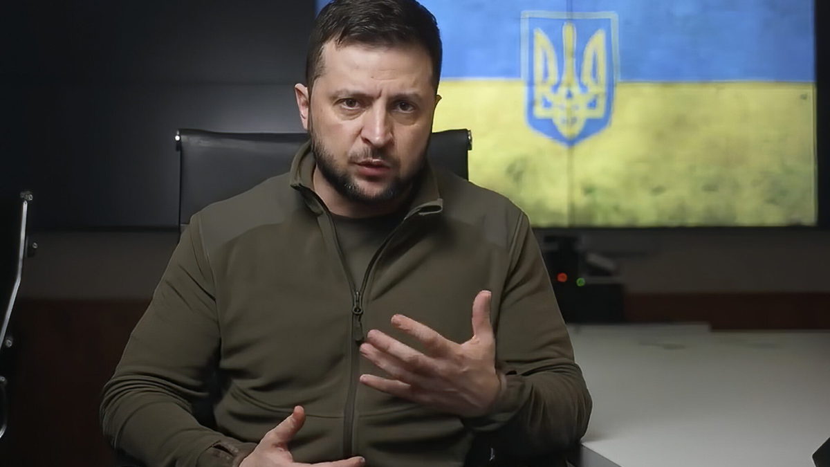 En esta imagen del vídeo facilitado por la Oficina de Prensa Presidencial de Ucrania, el presidente ucraniano Volodymyr Zelensky habla desde Kiev, Ucrania, el 2 de abril de 2022. (Oficina de Prensa Presidencial de Ucrania vía AP)