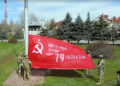 Soldados rusos izan la bandera soviética sobre las ciudades ocupadas de Ucrania