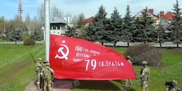 Soldados rusos izan la bandera soviética sobre las ciudades ocupadas de Ucrania