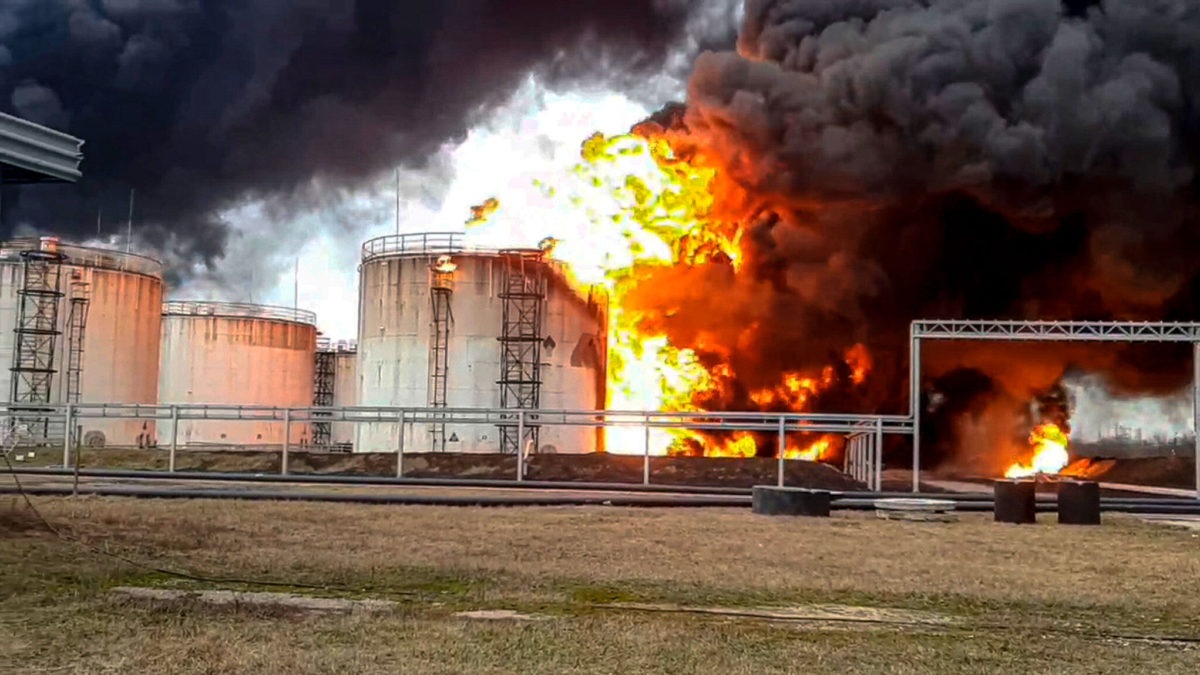 Helicópteros ucranianos atacan un depósito de petróleo en territorio ruso
