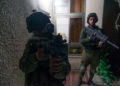 Las fuerzas israelíes rodean un edificio en una ciudad del norte de Ramallah
