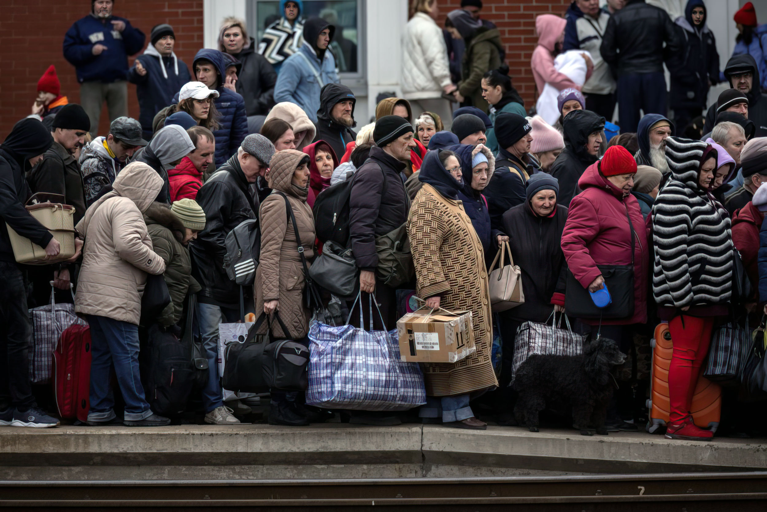 Новости украины на сегодня свежие срочно. Краматорск вокзал взрыв 2022. Люди уезжают. Вокзал Украина. Человек среди людей в городе.