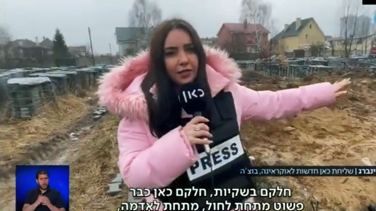 La única reportera israelí en Bucha rechaza las críticas por su abrigo rosa