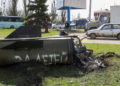 Los restos de un cohete con las letras en ruso “por nuestros hijos” pintadas se ven en el suelo tras un ataque con cohetes a la estación de tren de la ciudad oriental de Kramatorsk, en la región de Donbass, el 8 de abril de 2022. (Anatolii STEPANOV / AFP)