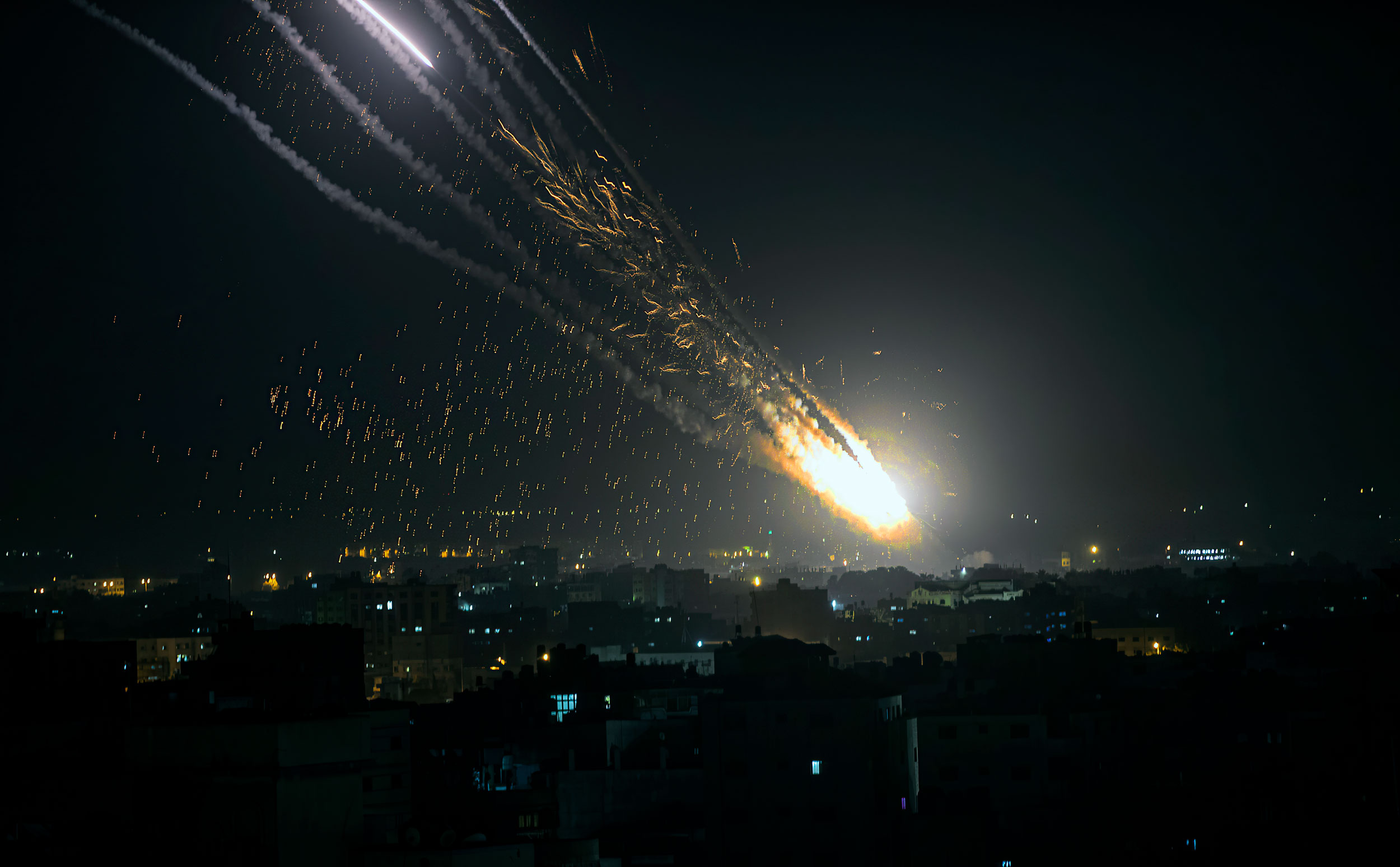 以色列城市遭导弹袭击，防空警报响起，当地居民四处避险_凤凰网视频_凤凰网