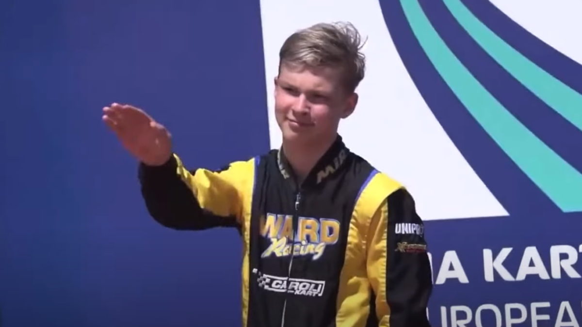 Despiden a un adolescente ruso corredor de karts por saludo nazi
