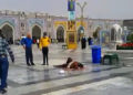 Un ataque de apuñalamiento en un santuario iraní mata a un clérigo y hiere a dos