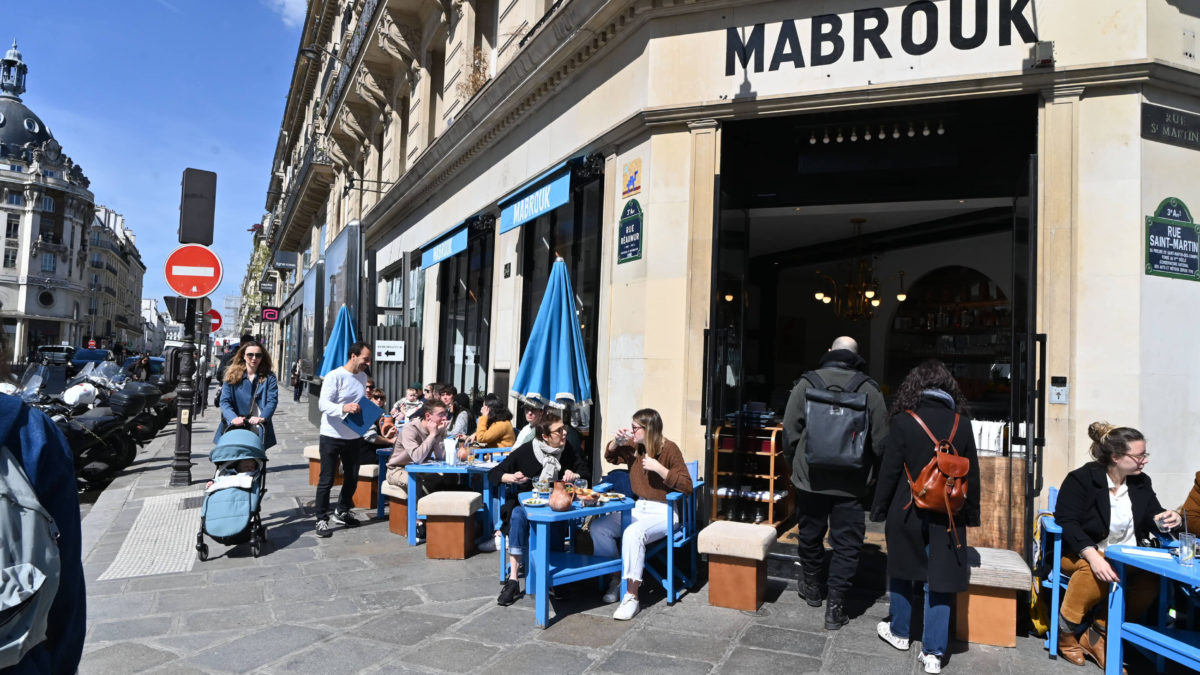 Amigos judíos de la infancia abren restaurante que sirve cuscús tunecino en París