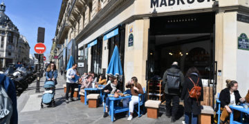 Amigos judíos de la infancia abren restaurante que sirve cuscús tunecino en París