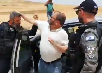 Parlamentario de la Lista Conjunta golpea a un oficial después de que se le impida llegar a la protesta en Judea y Samaria