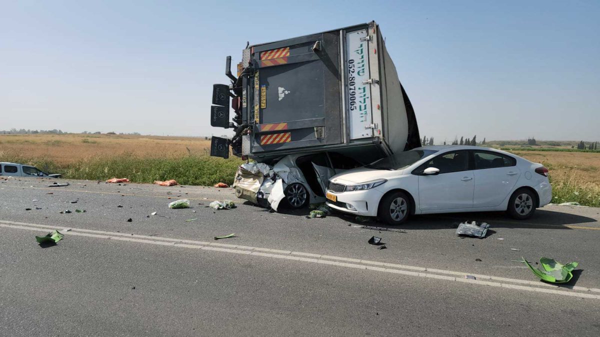 Accidente mortal cerca de Kiryat Mal'aji: camión volcó sobre los autos y murieron 3 personas