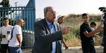 La policía acusa a MK Tibi de abusar de la inmunidad al ayudar a escapar a un sospechoso