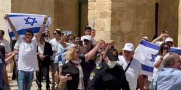 Grupo de judíos expulsado del Monte del Templo tras ondear banderas de Israel