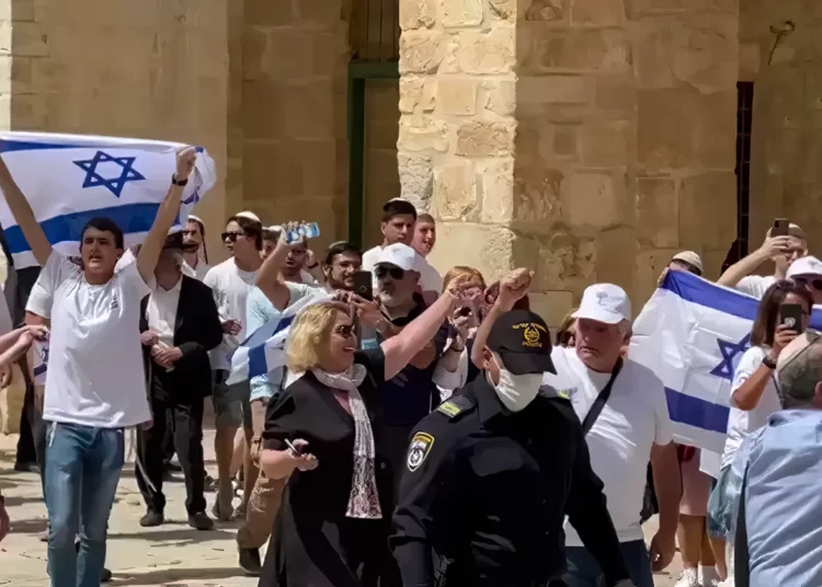 Grupo de judíos expulsado del Monte del Templo tras ondear banderas de Israel