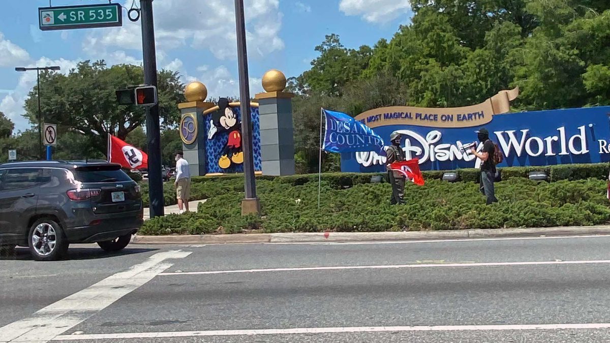 Banderas nazis ondeadas en la entrada de Disney World