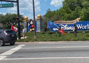 Banderas nazis ondeadas en la entrada de Disney World