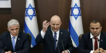 Bennett promete “no rendirse” tras perder la mayoría en la Knesset