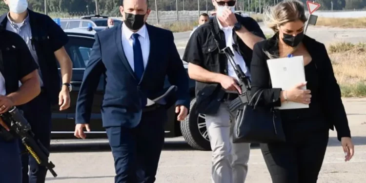El primer ministro Naftali Bennett pasea con su ayudante de jubilación Naomi Sasson (derecha). (Cortesía)
