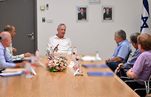 El ministro de Defensa, Benny Gantz, celebra una reunión sobre el principal premio de seguridad de Israel, el 30 de mayo de 2022. (Ariel Hermoni/Ministerio de Defensa)
