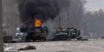 Archivo: Un vehículo blindado de transporte de personal ruso arde entre vehículos utilitarios ligeros dañados y abandonados tras los combates en Kharkiv, la segunda ciudad más grande del país en Ucrania, el 27 de febrero de 2022. (AP Photo/Marienko Andrew)