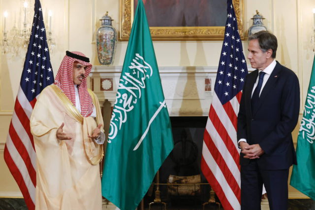 El secretario de Estado de EE. UU. Antony Blinken, a la derecha, y el ministro de Asuntos Exteriores saudí, el príncipe Faisal Bin Farhan Al Saud, hablan con los periodistas en el Departamento de Estado en Washington, el 14 de octubre de 2021. (Jonathan Ernst/Pool vía AP)
