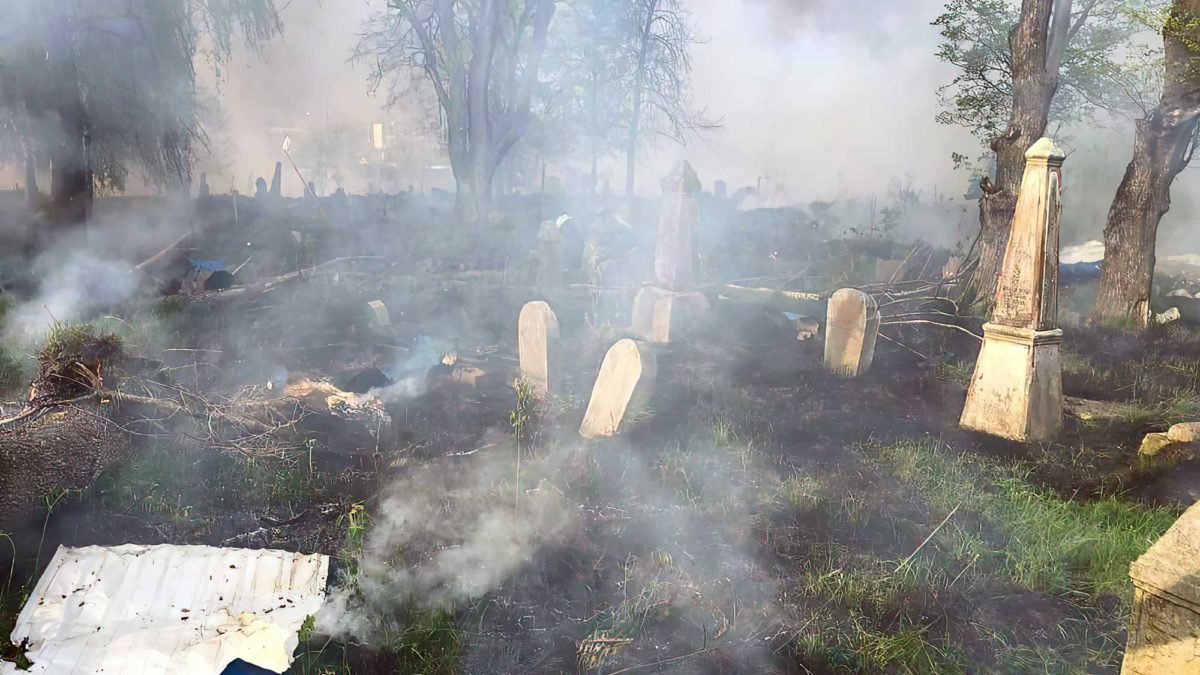Cementerio judío bombardeado en el noreste de Ucrania