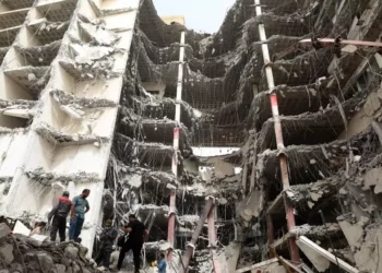 Se eleva a 34 el número de muertos en el derrumbe de un edificio de apartamentos en Irán