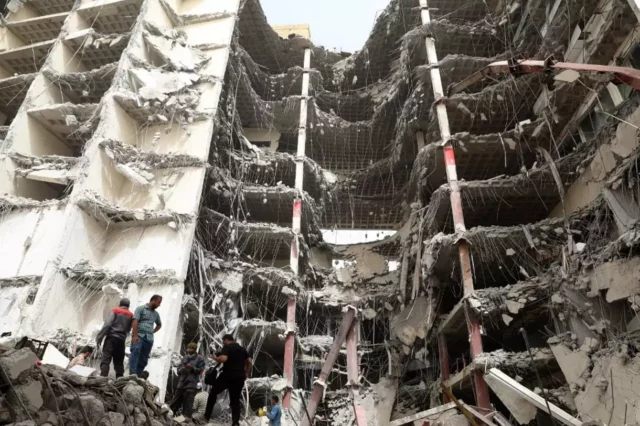Se eleva a 34 el número de muertos en el derrumbe de un edificio de apartamentos en Irán