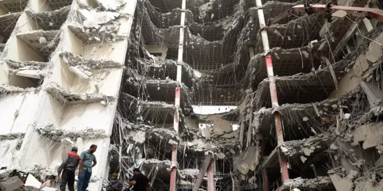 Se eleva a 34 el número de muertos en el derrumbe de un edificio de apartamentos en Irán
