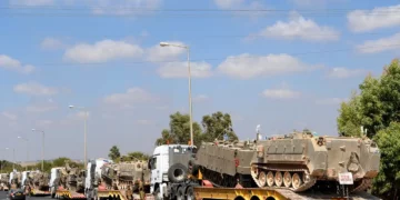 Las FDI practican la protección de los convoyes contra los disturbios durante la guerra y la respuesta a un ataque al cuartel general del ejército