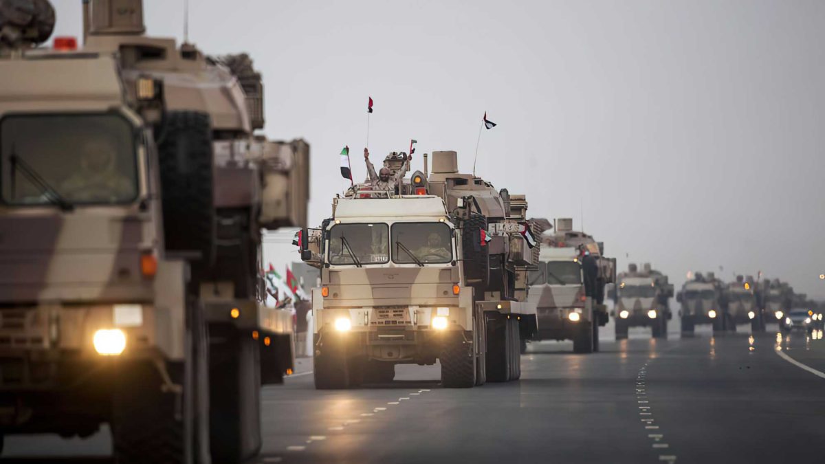 En esta foto de archivo del 7 de noviembre de 2015, facilitada por la Agencia de Noticias de los Emiratos Árabes Unidos WAM, un convoy de vehículos y personal militar de los EAU viaja desde la Base Militar de Al Hamra a la Ciudad Militar de Zayed, marcando el regreso del primer lote de personal militar de las Fuerzas Armadas de los EAU desde Yemen, en Abu Dabi, Emiratos Árabes Unidos. (Ryan Carter-Crown Prince Court - Abu Dhabi/WAM vía AP)