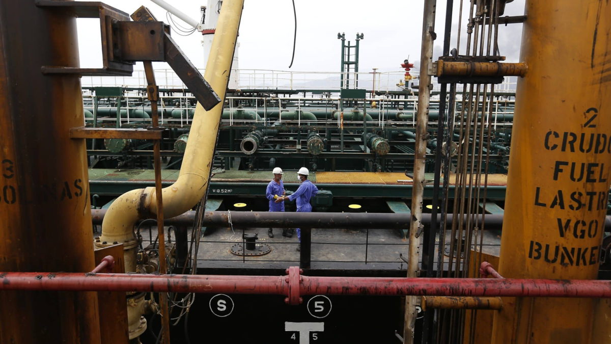 Tripulantes hablan a bordo del petrolero iraní Fortune durante su llegada a la refinería El Palito, cerca de Puerto Cabello, Venezuela, 25 de mayo de 2020. (AP Photo/Ernesto Vargas)