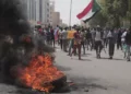 Manifestantes sudaneses participan en una manifestación contra el gobierno militar en el aniversario de anteriores levantamientos populares, en Jartum, Sudán, el jueves 12 de mayo de 2022 (AP Photo/Marwan Ali)