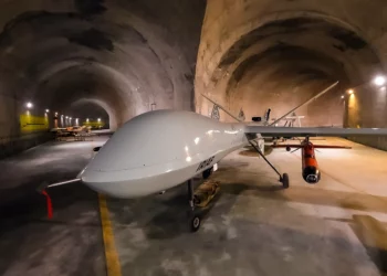Irán exhibe su base subterránea de aviones no tripulados militares