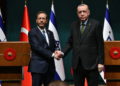 El presidente Isaac Herzog (izquierda) y el presidente turco Recep Tayyip Erdogan en el complejo presidencial de Ankara, el 9 de marzo de 2022. (Haim Zach/GPO)
