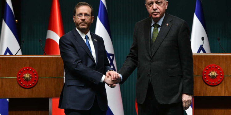 El presidente Isaac Herzog (izquierda) y el presidente turco Recep Tayyip Erdogan en el complejo presidencial de Ankara, el 9 de marzo de 2022. (Haim Zach/GPO)